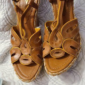 Vince Camuto 70's style  Vintage Brown Tan Leather Wedge Platforms Size 10B